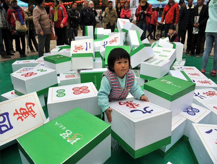 La plus petite joueuse au mahjong géant